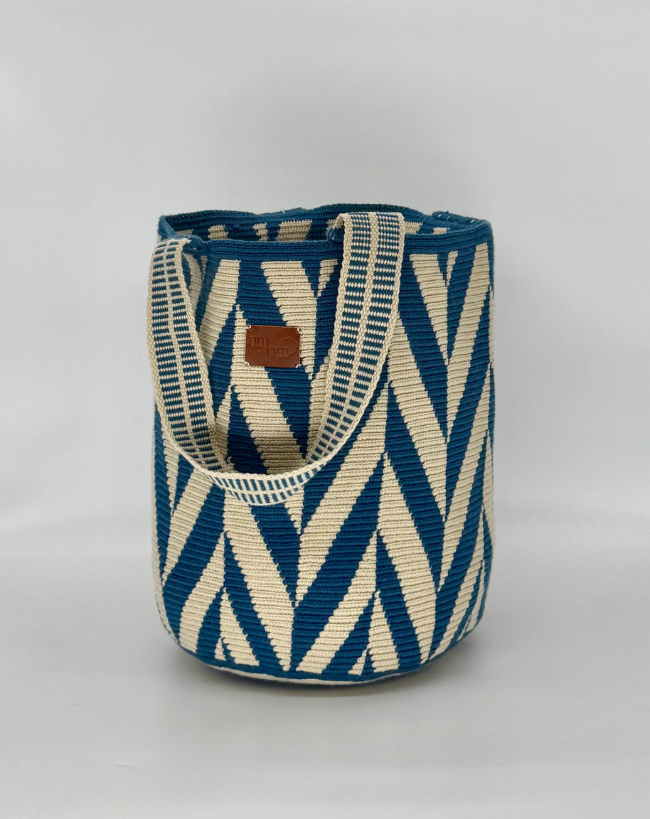 Irunu Wayuu Mochilon Bag – Neutral Geometric Handwoven Crochet Bag