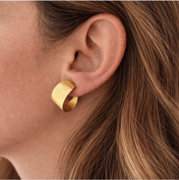 Layla 24k Gold Tapered Hoop Earrings | Handcrafted Colombian Jewelry | AMPMsis3