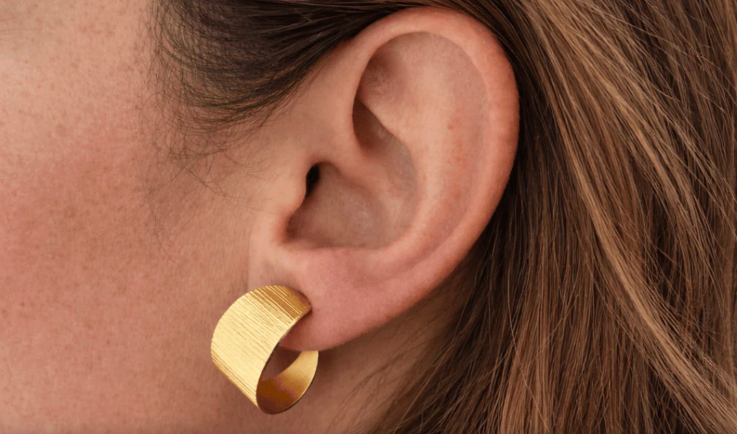 Layla 24k Gold Tapered Hoop Earrings | Handcrafted Colombian Jewelry | AMPMsis4