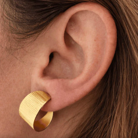 Layla 24k Gold Tapered Hoop Earrings | Handcrafted Colombian Jewelry | AMPMsis4