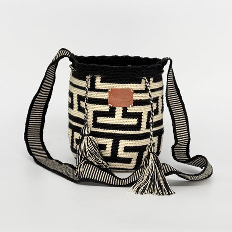 Small Handwoven Wayuu Mochila Bag – Onyx Key Motif