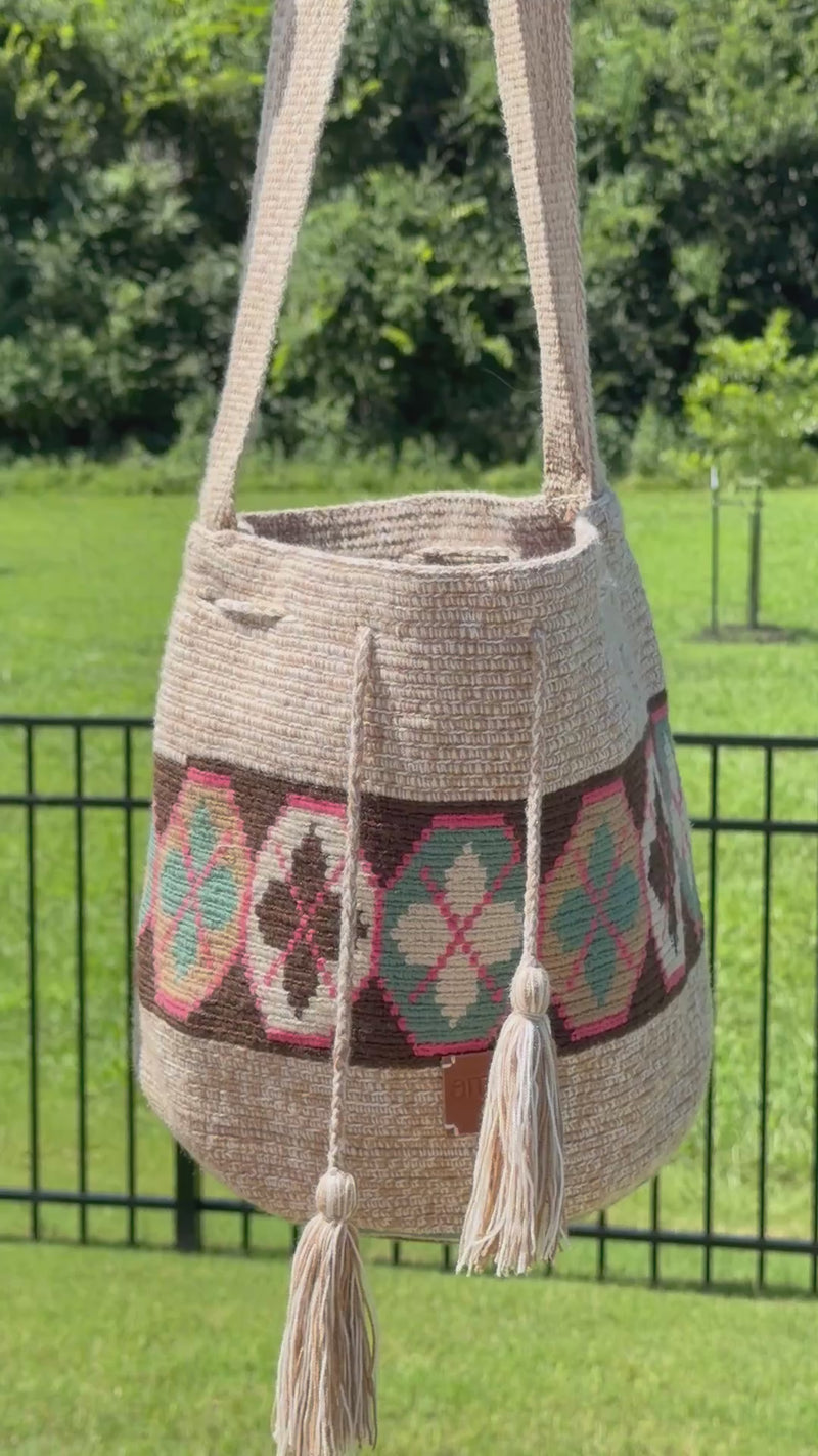 https://ampmsis.com/collections/wayuu-mochila-bags-totes