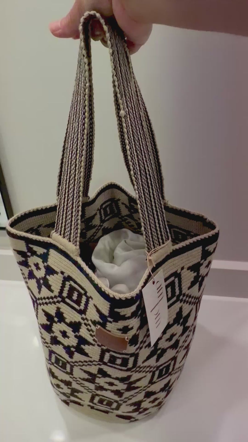 https://ampmsis.com/collections/wayuu-mochila-bags-totes